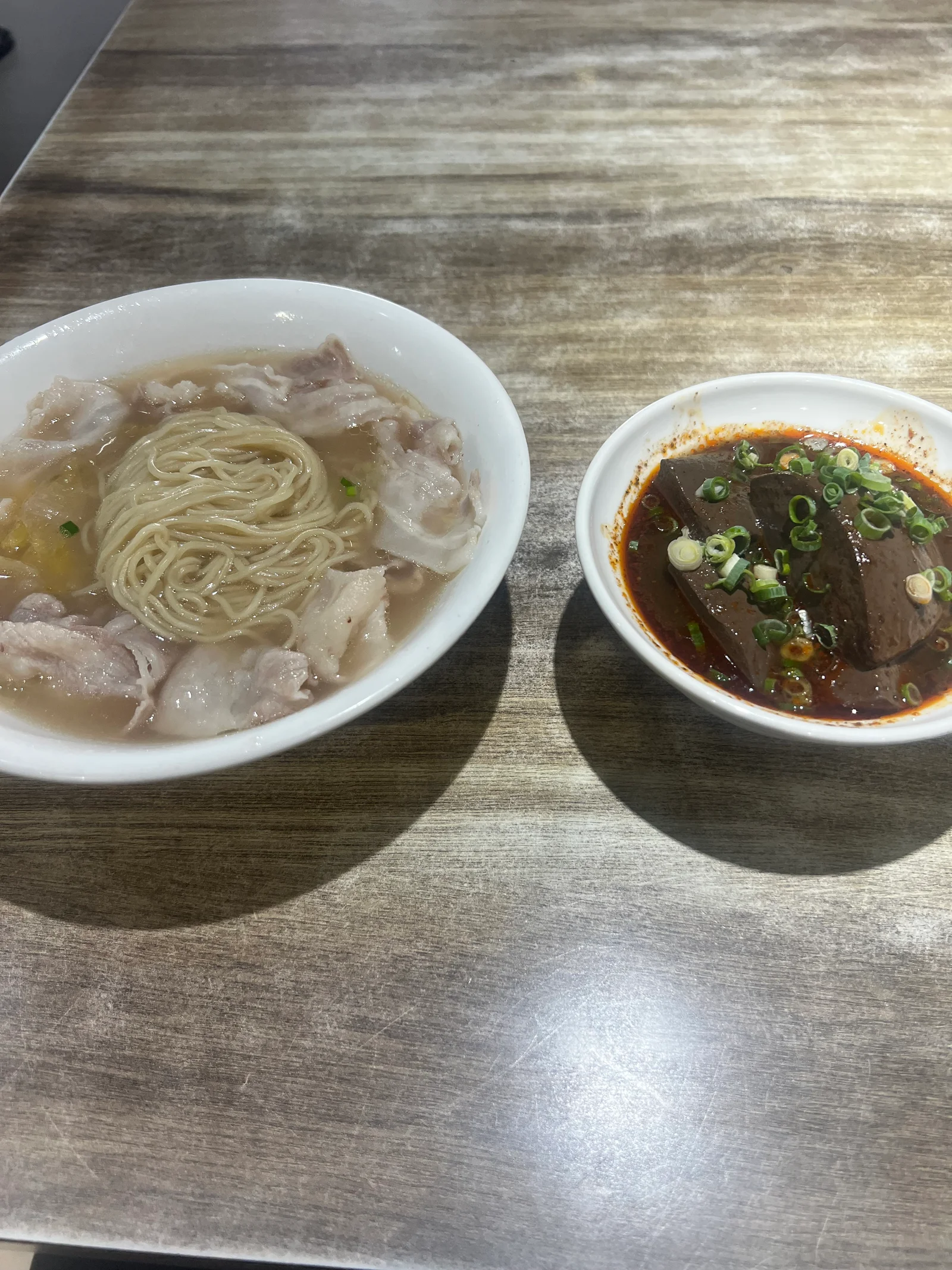 大慶麵店|永吉路上的家常麵食,酸菜肉片麵清爽開胃,滷味選擇多到讓人猶豫的封面圖片