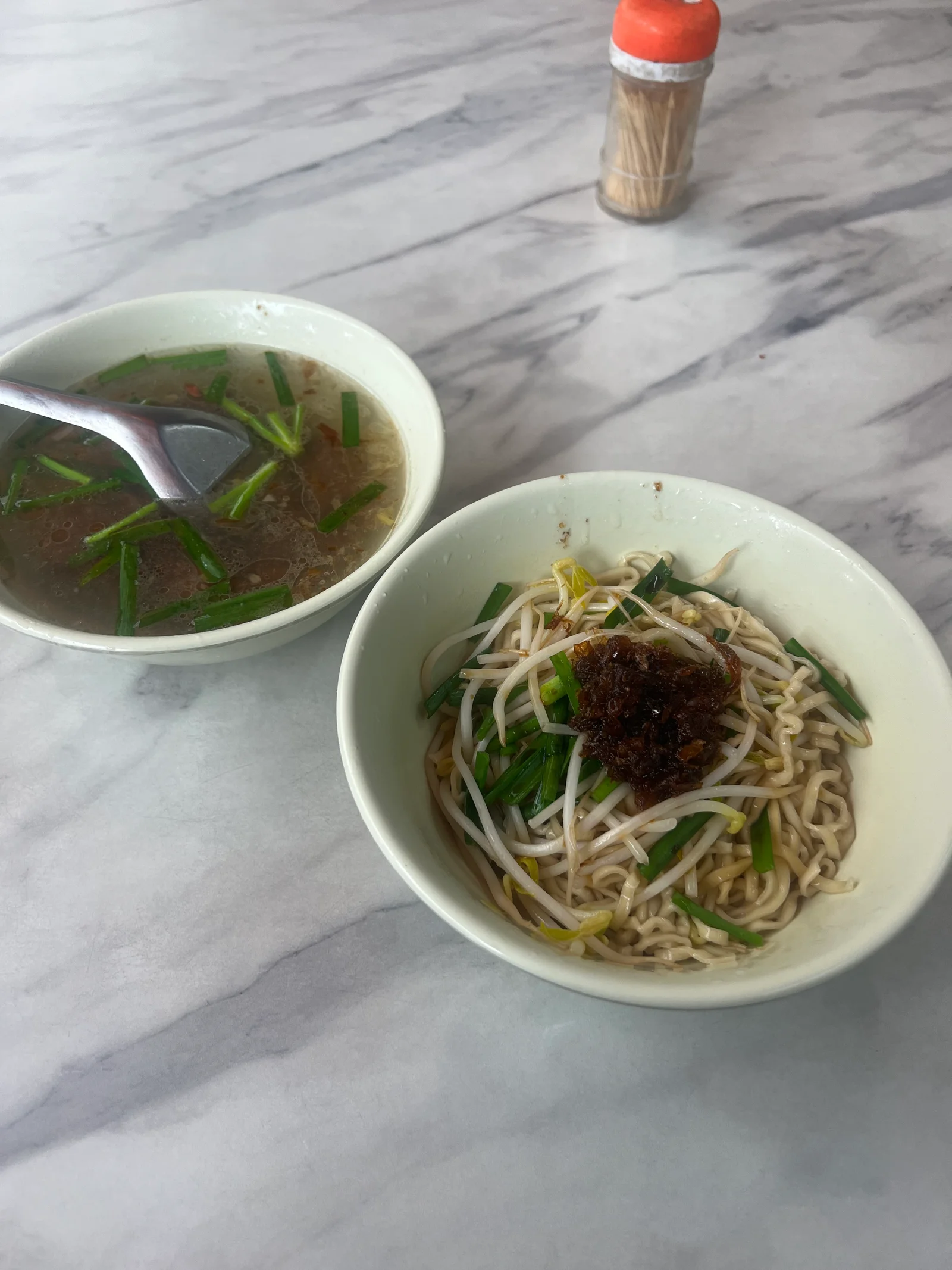 美濃張家莊|信義區早市旁的平價麵店,一碗乾麵配豬血湯的日常的封面圖片