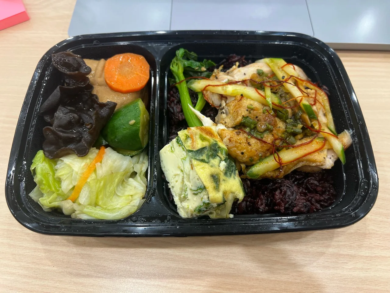 內湖健康盒餐 Owen & Lion|山東燒雞,紫米軟嫩、配菜口味偏重的封面圖片